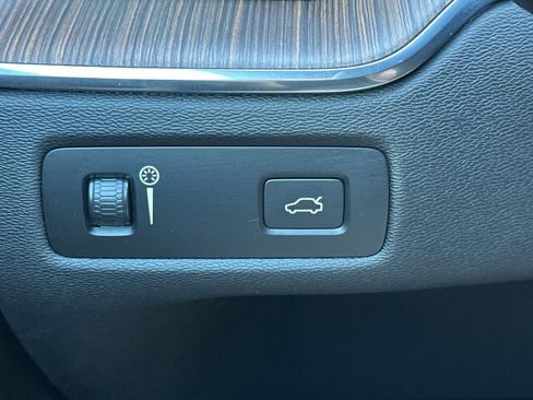 Certified 2022 Volvo XC60 B5 Momentum image 33