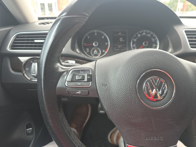 Used 2014 Volkswagen Passat TDI SEL Premium FWD image 16