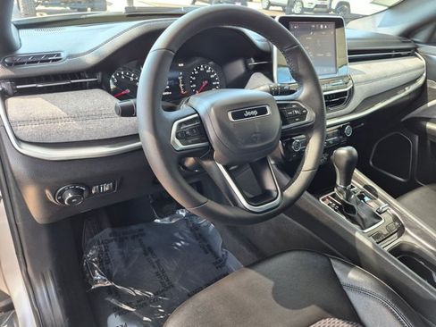 Used 2025 Jeep Compass Latitude AWD/4WD image 10