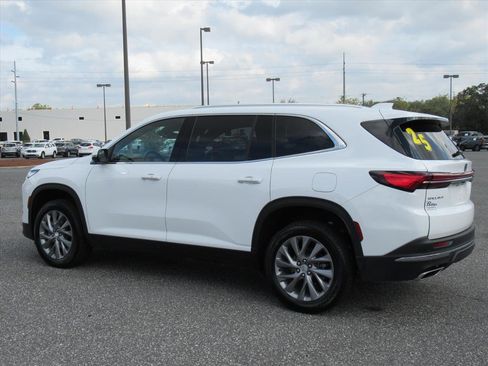 Used 2025 Buick Enclave Preferred image 4