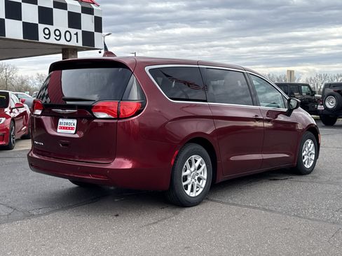 Used 2017 Chrysler Pacifica Touring image 8