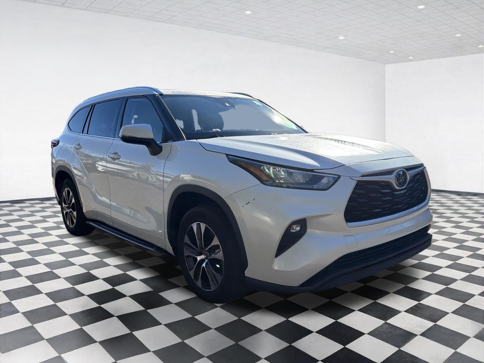 Used 2020 Toyota Highlander XLE FWD image 3