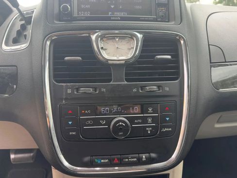 Used 2014 Chrysler Town & Country Touring FWD image 13