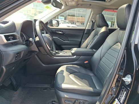 Used 2023 Toyota Highlander XLE AWD/4WD image 14