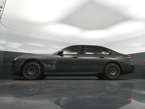 Certified 2026 BMW 740i w/ Executive Package RWD image 39