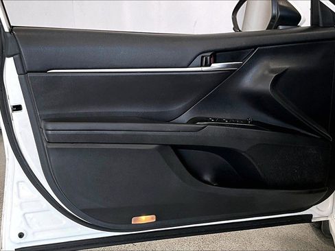 Used 2019 Toyota Camry SE image 25