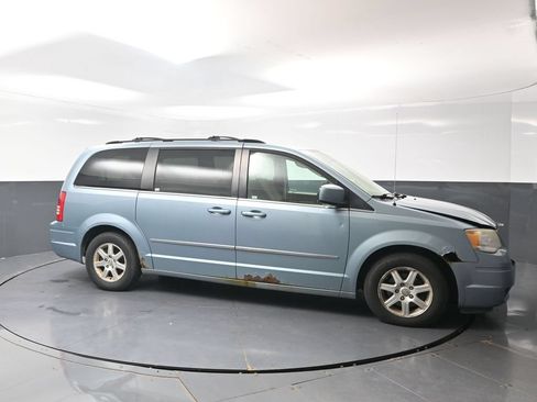 Used 2009 Chrysler Town & Country Touring w/ Family Value Group FWD image 12