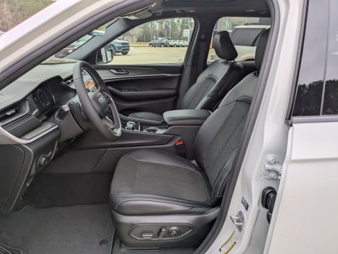 New 2026 Jeep Grand Cherokee Altitude image 7