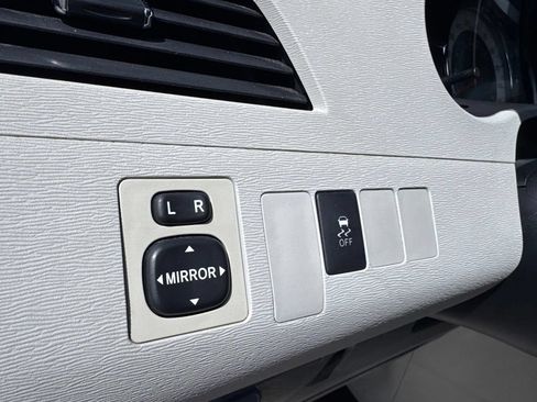 Used 2012 Toyota Sienna SE FWD image 15