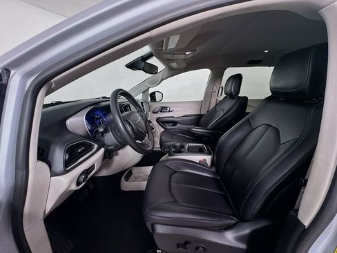 Used 2024 Chrysler Pacifica Touring-L FWD image 20