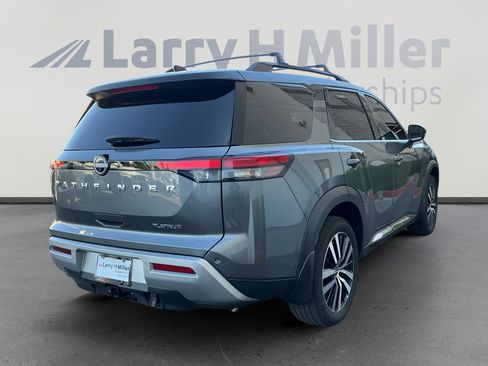Used 2024 Nissan Pathfinder Platinum FWD image 5