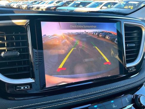 Used 2022 Chrysler Pacifica Touring-L image 15