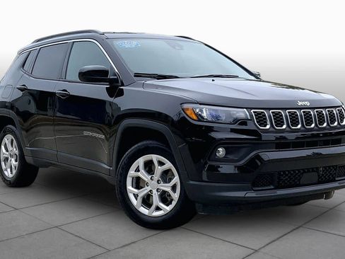 Used 2024 Jeep Compass Latitude AWD/4WD image 3