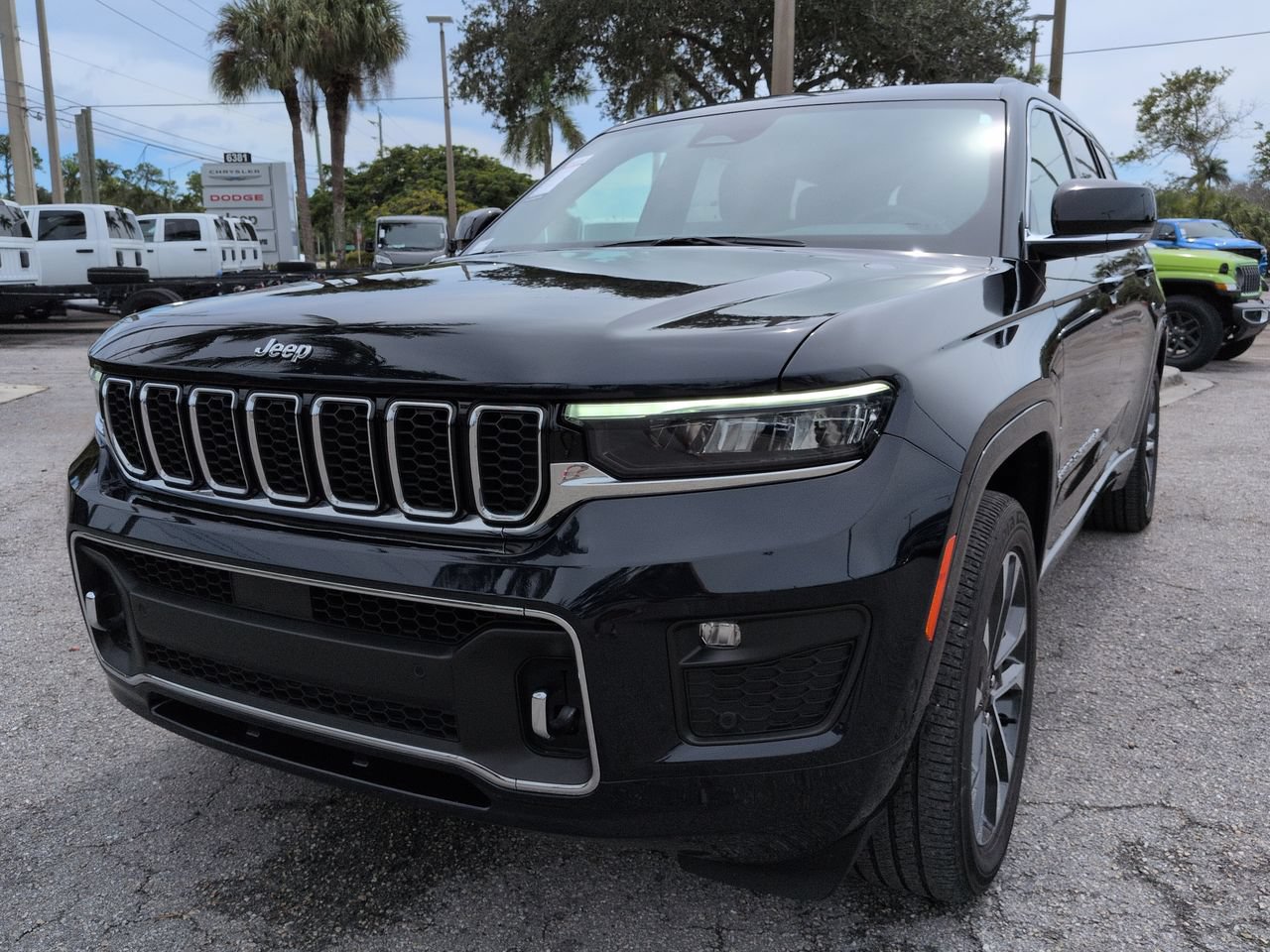 Used 2023 Jeep Grand Cherokee L Overland w/ Luxury Tech Group IV AWD/4WD image 9