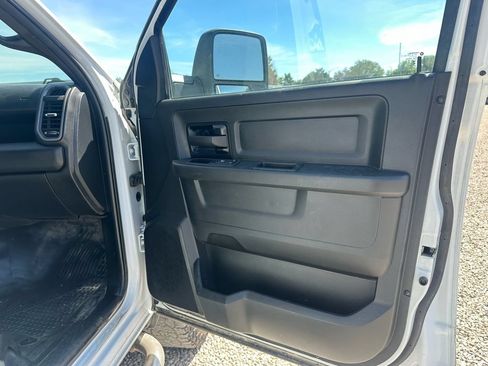 Used 2024 RAM 2500 Tradesman w/ Chrome Appearance Group AWD/4WD image 12