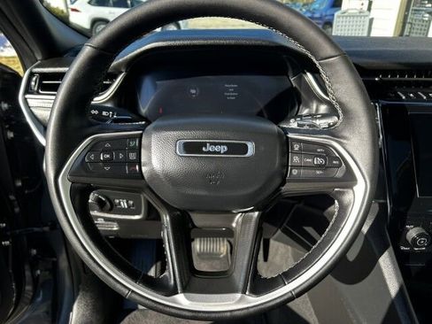 Used 2025 Jeep Grand Cherokee Altitude image 13