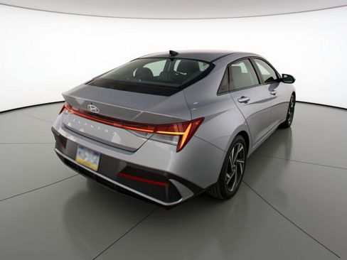 Used 2025 Hyundai Elantra SEL image 9