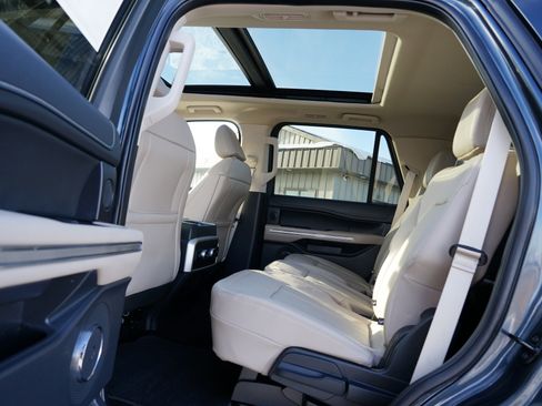 Used 2022 Ford Expedition Limited image 21