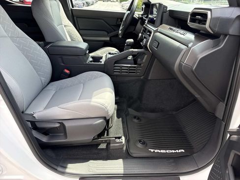 Used 2025 Toyota Tacoma SR5 AWD/4WD image 25