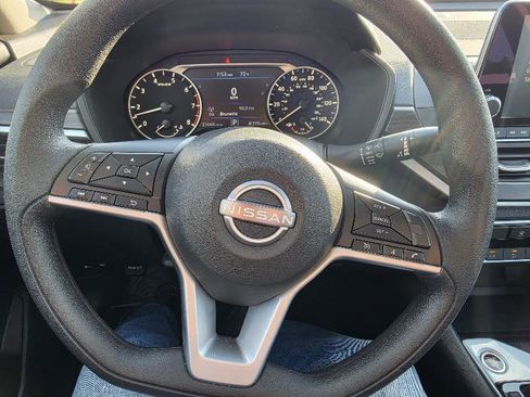 Used 2025 Nissan Altima 2.5 SV FWD image 11