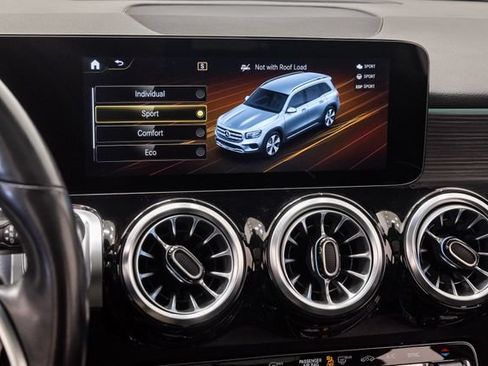 Used 2023 Mercedes-Benz GLB 250 4MATIC w/ Premium Package image 17