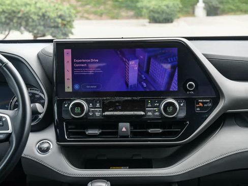 Used 2023 Toyota Highlander XLE FWD image 13