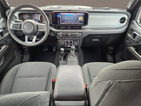 Used 2025 Jeep Wrangler Unlimited Sahara AWD/4WD image 16