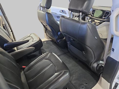 Used 2023 Chrysler Pacifica Touring-L FWD image 13