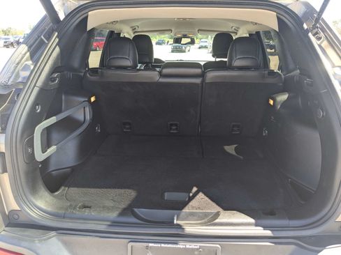 Used 2018 Jeep Cherokee Latitude Plus w/ Comfort/Convenience Group FWD image 14