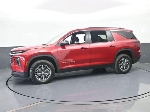 Used 2024 Chevrolet Traverse LT image 2