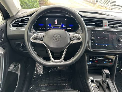 Used 2022 Volkswagen Tiguan SE image 16