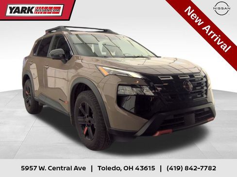 Certified 2025 Nissan Rogue SV AWD/4WD image 1
