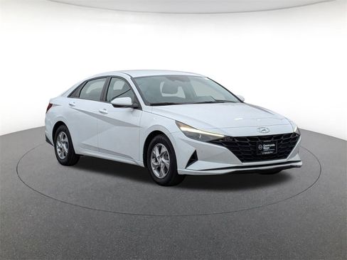 Used 2021 Hyundai Elantra SE image 3