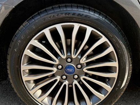Used 2018 Ford Fusion SE w/ Fusion SE Technology Package FWD image 18