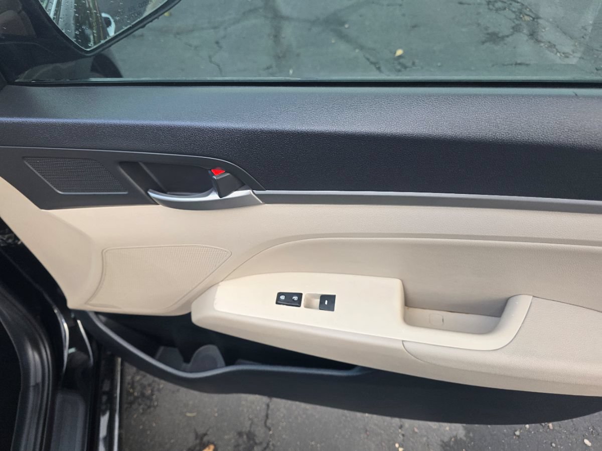 Used 2017 Hyundai Elantra Limited FWD image 28