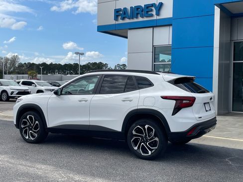 Used 2025 Chevrolet Trax RS w/ Driver Confidence Package image 3