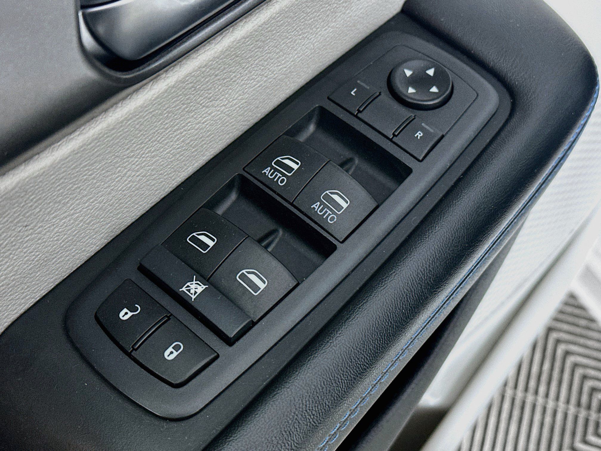 Used 2021 Chrysler Pacifica Touring FWD image 17