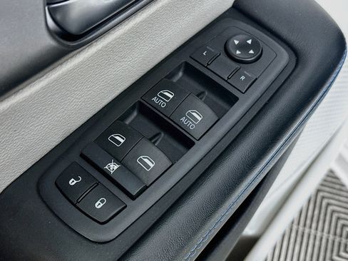 Used 2021 Chrysler Pacifica Touring FWD image 17