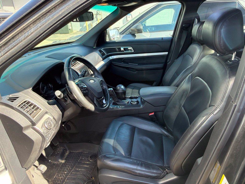 Used 2017 Ford Explorer XLT w/ XLT Technology Feature Bundle AWD/4WD image 4