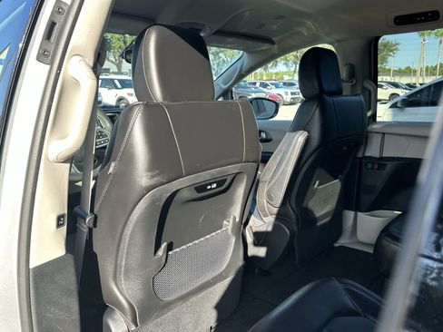 Used 2024 Chrysler Pacifica Touring-L FWD image 18