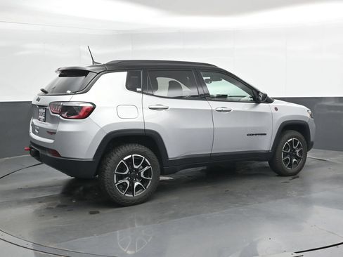 Used 2025 Jeep Compass Trailhawk w/ Trailer Tow Group AWD/4WD image 3