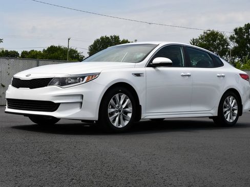 Used 2018 Kia Optima LX w/ 17" Alloy Wheels Package FWD image 3