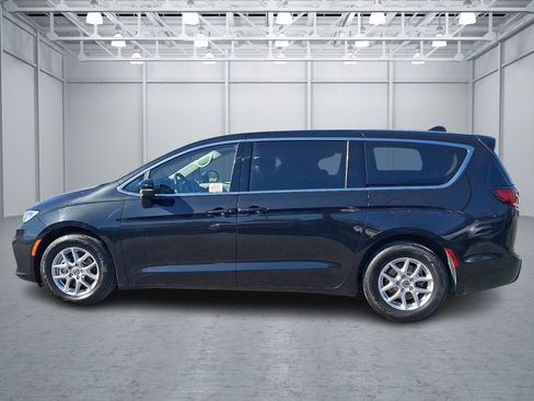 Used 2023 Chrysler Pacifica Touring-L image 2