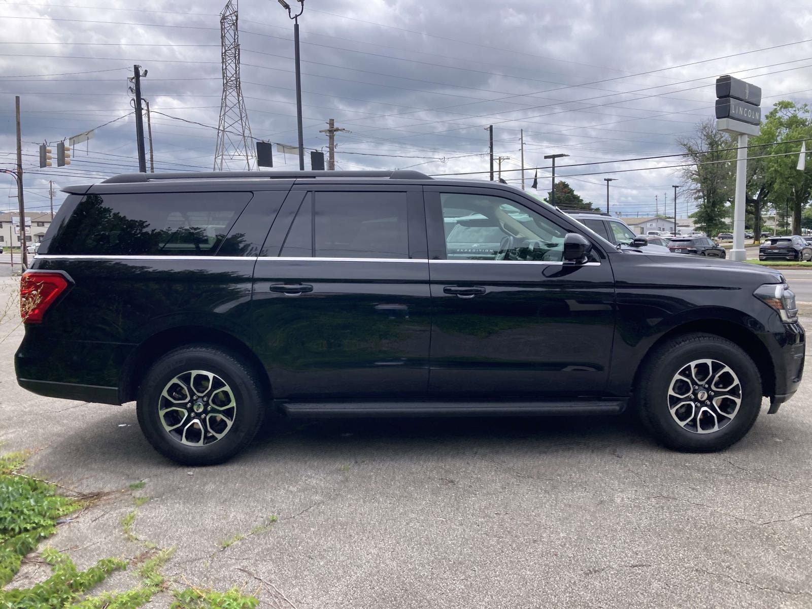 Used 2024 Ford Expedition Max XLT RWD image 2
