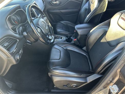 Used 2021 Jeep Cherokee Trailhawk image 16