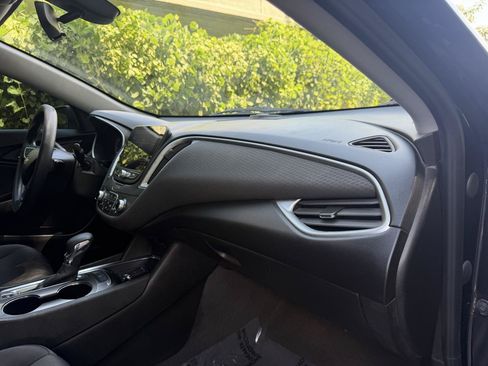 Used 2022 Chevrolet Malibu LT FWD image 17