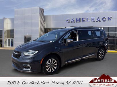 Used 2021 Chrysler Pacifica Limited w/ Uconnect Theater Family Group