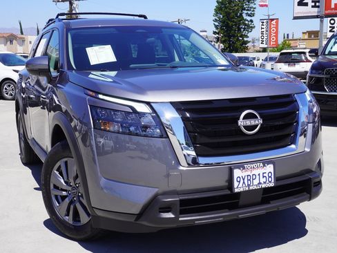 Used 2025 Nissan Pathfinder SV FWD image 2