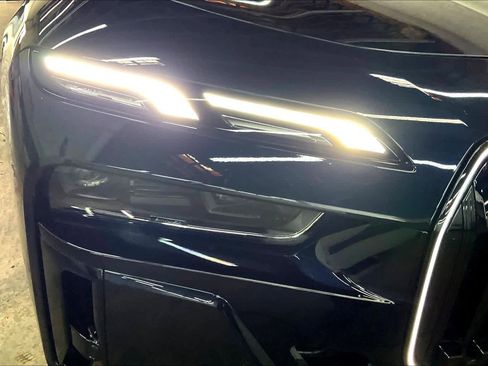 Used 2025 BMW 740i w/ Premium Package image 31