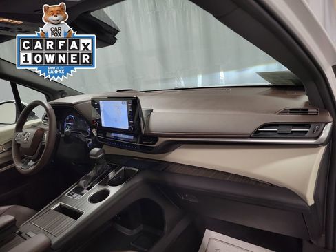 Used 2024 Toyota Sienna Platinum image 31